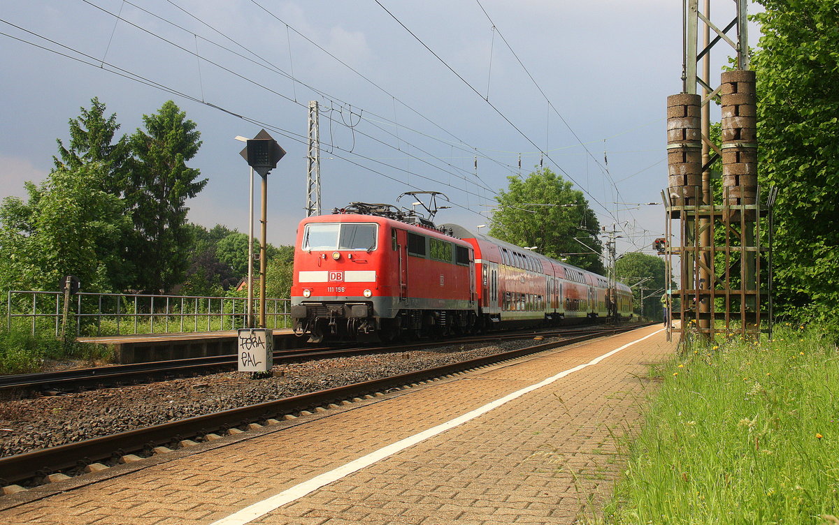 111 156 DB  kommt die Kohlscheider-Rampe hoch aus Richtung Neuss,Herzogenrath mit einem RE4 Verstärkerzug aus Düsseldorf-Hbf nach Aachen-Hbf und fährt durch Kohlscheid in Richtung Richterich,Laurensberg,Aachen-West,Aachen-Schanz,Aachen-Hbf.
Aufgenommen vom Bahnsteig 1 in Kohlscheid.
Bei Sonnenschein und Gewitterwolken am Nachmittag vom 2.6.2016.