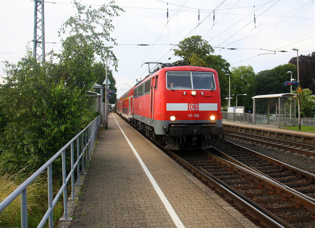 111 156 DB kommt die Kohlscheider-Rampe hoch aus Richtung Neuss,Herzogenrath mit dem RE4 aus Dortmund-Hbf nach Aachen-Hbf und fährt durch Kohlscheid in Richtung Richterich,Laurensberg,Aachen-West,Aachen-Schanz,Aachen-Hbf. 
Aufgenommen vom Bahnsteig 2 in Kohlscheid. 
Bei Sommerwetter am Abend vom 10.7.2016.