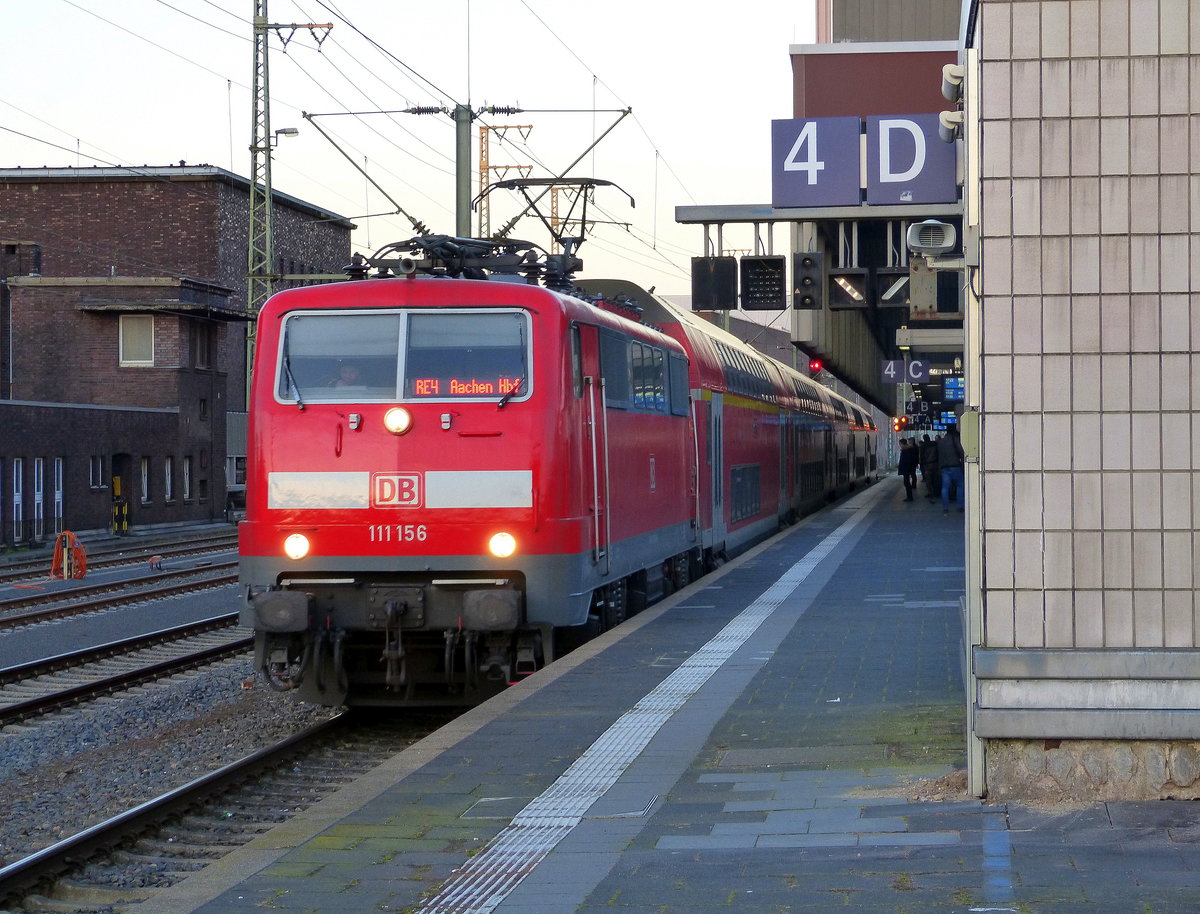 111 156 DB kommt mit dem RE4 von Dortmund-HBf nach Aachen-Hbf und verlässt den Düsseldorfer-Hbf in Richtung Neuss-Hbf,Mönchengladbach-Hbf,Rheydt-Hbf,Wickrath,Beckrath,Herrath,Erkelenz,Baal,Hückelhoven-Baal,Brachelen, Süggerath,Geilenkirchen,Frelenberg,Zweibrüggen,Übach-Palenberg,Rimburg,Finkenrath,Hofstadt,Herzogenrath, Kohlscheid,Richterich,Laurensberg,Aachen-West,Aachen-Schanz,Aachen-Hbf.
Aufgenommen vom Bahnsteig 4 in Düsseldorf-Hbf. 
In der Abendstimmung am Abend vom 13.2.2018.