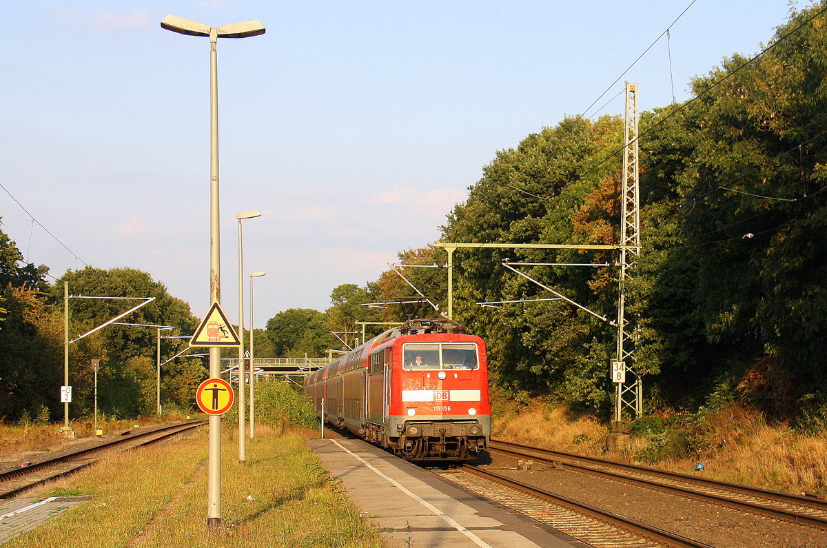 111 156 DB kommt mit dem RE4 von Dortmund-HBf nach Aachen-Hbf und kommt aus Richtung Neuss-Hbf,Mönchengladbach-Hbf,Rheydt-Hbf,Wickrath,Beckrath,Herrath,Erkelenz,Baal,Hückelhoven-Baal,Brachelen und fährt in Lindern ein und fährt dann weiter in Richtung Süggerrath,Geilenkirchen,Frelenberg,Zweibrüggen,Übach-Palenberg,Rimburg,Finkenrath,Hofstadt,Herzogenrath, Kohlscheid,Richterich,Laurensberg,Aachen-West,Aachen-Schanz,Aachen-Hbf. Aufgenommen vom Bahnsteig 2 in Lindern. Am Nachmittag vom 23.9.2016.