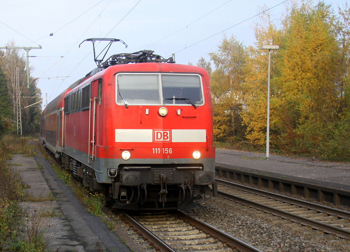 111 156 DB kommt mit dem RE4 von Dortmund-HBf nach Aachen-Hbf und kommt aus Richtung Neuss-Hbf,Mönchengladbach-Hbf,Rheydt-Hbf,Wickrath,Beckrath,Herrath und fährt in Erkelenz ein und fährt dann weiter in Richtung Baal,Hückelhoven-Baal,Brachelen,Lindern,Süggerrath,Geilenkirchen,Frelenberg,Zweibrüggen,Übach-Palenberg,Rimburg,Finkenrath,Hofstadt,Herzogenrath, Kohlscheid,Richterich,Laurensberg,Aachen-West,Aachen-Schanz,Aachen-Hbf. 
Aufgenommen vom Bahnsteig 1 in Erkelenz. 
Bei schönem Herbstwetter am Nachmittag vom 12.11.2016.