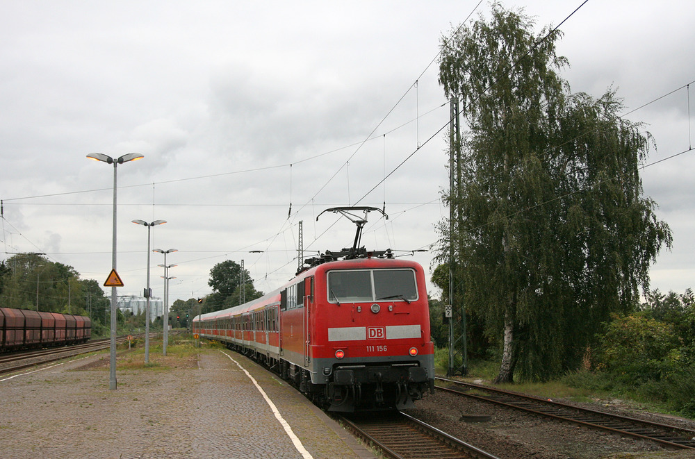 111 156 verlässt mit dem RE 8-Verstärker Köln - Kaldenkirchen den Bahnhof Rommerskirchen.
Aufnahmedatum: 20. September 2011