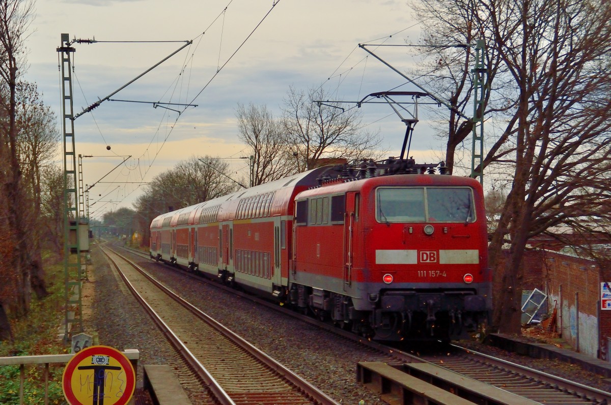 111 157-4 schiebt hier einen RE4-Zug die Rampe nach Korschenbroich hinunter, gerade hat der Zug die S-Bahnstation Lürrip durchfahren..
Samstag den 21.2.2013