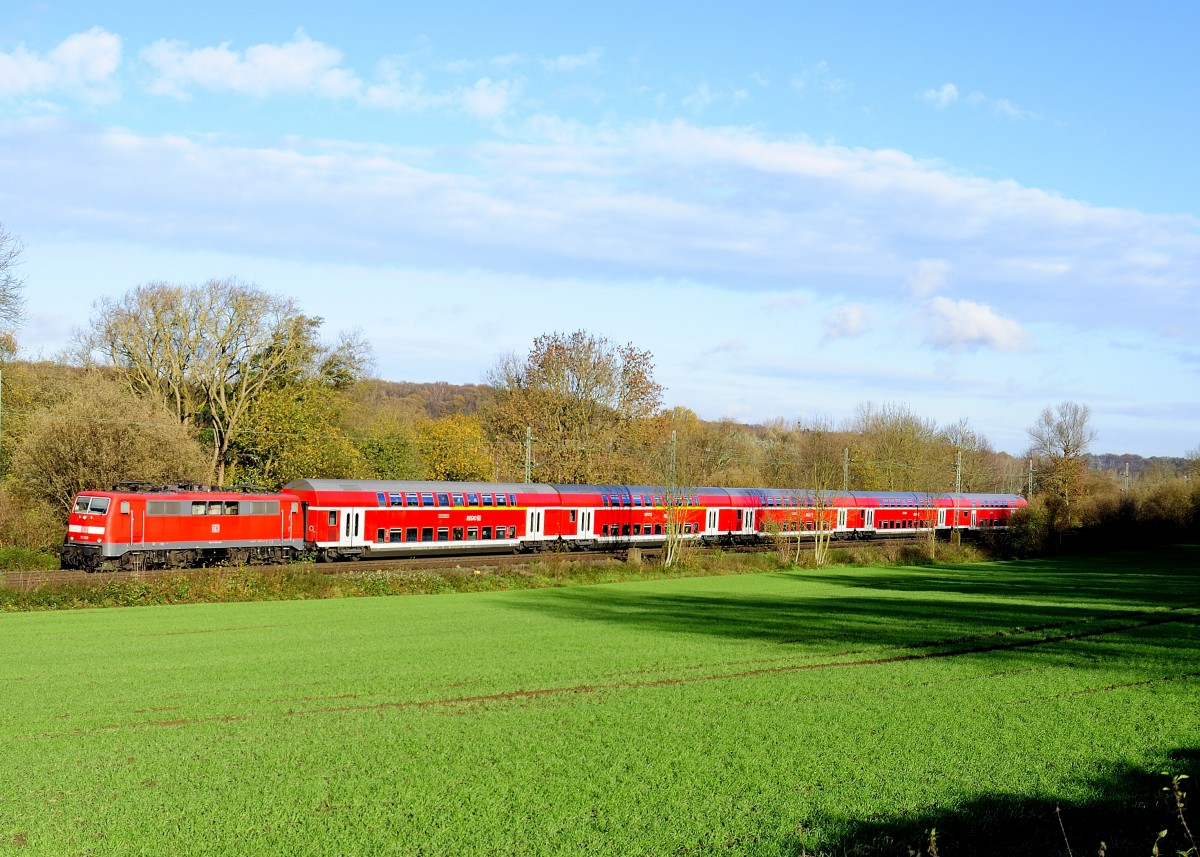 111 157 mit RE 4, Wupper-Express in Richtung Aachen, auf der KBS 485, im Wurmtal nahe Herzogenrath/Hofstadt 21.11.2015