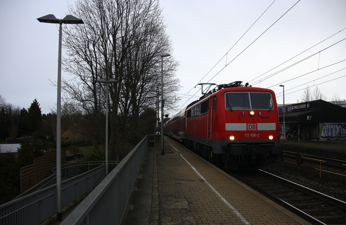 111 158-2 DB kommt die Kohlscheider-Rampe hoch aus Richtung Neuss,Herzogenrath mit einem RE4 aus Dortmund-Hbf-Aachen-Hbf und fährt durch Kohlscheid in Richtung Richterich,Laurensberg,Aachen-West.
Bei Sonne und Regenwolken am Kalten Morgen vom 3.3.2015.