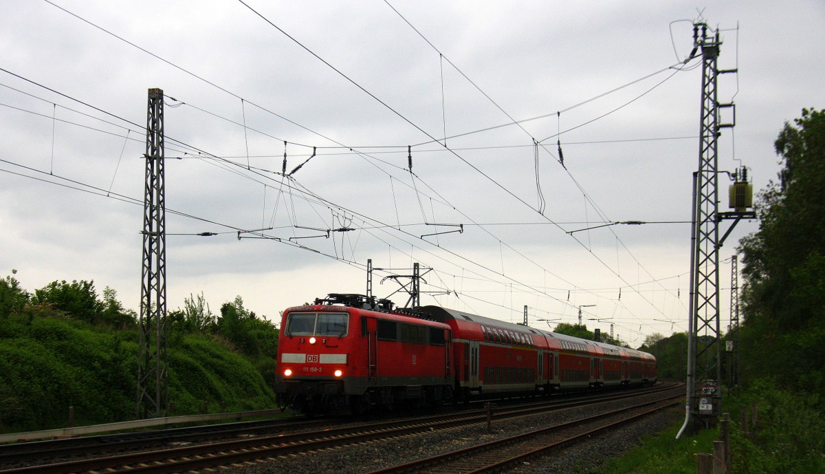 111 158-2 DB kommt mit dem RE4 Wupper-Express) Dortmund-Hbf-Aachen-Hbf aus Richtung Neuss,Mönchengladbach,Herzogenrath,Kohlscheid und fährt in Richtung Richterich,Laurensberg,Aachen-West. Aufgenommen bei Wilsberg in Kohlscheid bei Wolken am Abend vom 2.5.2014. 