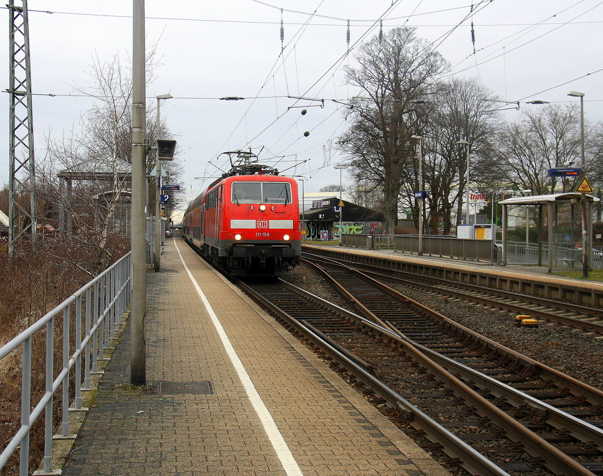 111 158 DB kommt die Kohlscheider-Rampe hoch aus Richtung Neuss,Herzogenrath mit mit dem RE4 aus Dortmund-Hbf nach Aachen-Hbf und fährt durch Kohlscheid in Richtung Richterich,Laurensberg,Aachen-West,Aachen-Schanz,Aachen-Hbf. 
Aufgenommen vom Bahnsteig 2 in Kohlscheid. 
Bei Wolken am Kalten Nachmittag vom 5.2.2017.