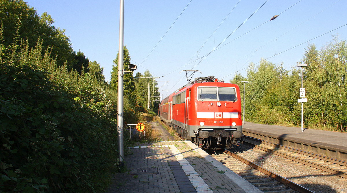 111 158 DB kommt mit dem RE4 von Dortmund-HBf nach Aachen-Hbf und kommt aus Richtung Neuss-Hbf,Mönchengladbach-Hbf,Rheydt-Hbf,Wickrath,Beckrath,Herrath und fährt in Erkelenz ein und fährt dann weiter in Richtung Baal,Hückelhoven-Baal,Brachelen,Lindern,Süggerrath,Geilenkirchen,Frelenberg,Zweibrüggen,Übach-Palenberg,Rimburg,Finkenrath,Hofstadt,Herzogenrath, Kohlscheid,Richterich,Laurensberg,Aachen-West,Aachen-Schanz,Aachen-Hbf. Aufgenommen vom Bahnsteig 1 in Erkelenz. 
Bei Sommerwetter am Nachmittag vom 14.9.2016.
