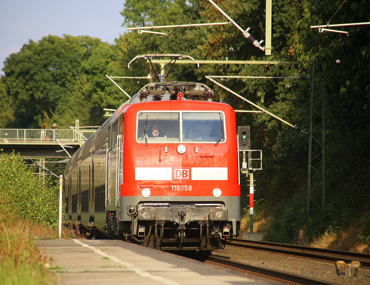 111 158 DB kommt mit dem RE4 Verstärkerzug von Mönchengladbach-Hbf nach Aachen-Hbf und kommt aus Richtung Neuss-Hbf,Mönchengladbach-Hbf,Rheydt-Hbf,Wickrath,Beckrath,Herrath,Erkelenz,Baal,Hückelhoven-Baal,Brachelen und fährt in Lindern ein und fährt dann weiter in Richtung Süggerrath,Geilenkirchen,Frelenberg,Zweibrüggen,Übach-Palenberg,Rimburg,Finkenrath,Hofstadt,Herzogenrath, Kohlscheid,Richterich,Laurensberg,Aachen-West,Aachen-Schanz,Aachen-Hbf. Aufgenommen vom Bahnsteig 2 in Lindern. Am Abend vom 23.9.2016.