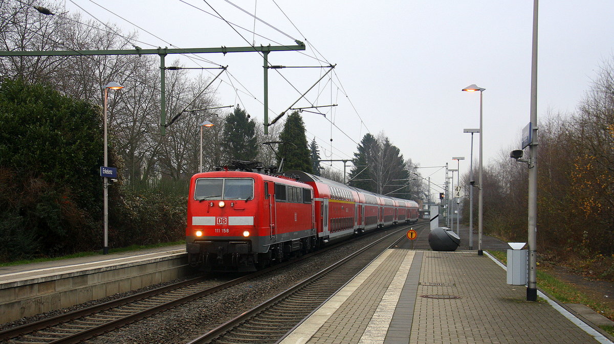 111 158 DB kommt mit dem RE4 von Dortmund-HBf nach Aachen-Hbf und kommt aus Richtung Neuss-Hbf,Mönchengladbach-Hbf,Rheydt-Hbf,Wickrath,Beckrath,Herrath und fährt in Erkelenz ein und fährt dann weiter in Richtung Baal,Hückelhoven-Baal,Brachelen,Lindern,Süggerrath,Geilenkirchen,Frelenberg,Zweibrüggen,Übach-Palenberg,Rimburg,Finkenrath,Hofstadt,Herzogenrath, Kohlscheid,Richterich,Laurensberg,Aachen-West,Aachen-Schanz,Aachen-Hbf. 
Aufgenommen vom Bahnsteig 1 in Erkelenz. 
Bei Regenwetter am Kalten Mittag vom 17.12.2016.