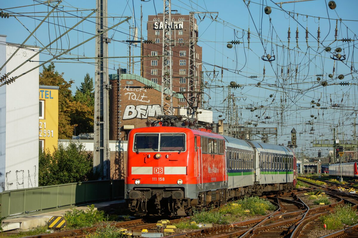 111 158 DB  Miete oder kaufe mich.  mit Sonderzug nach Osnabrück bei der Einfahrt in Köln Hbf, am 08.09.2023.