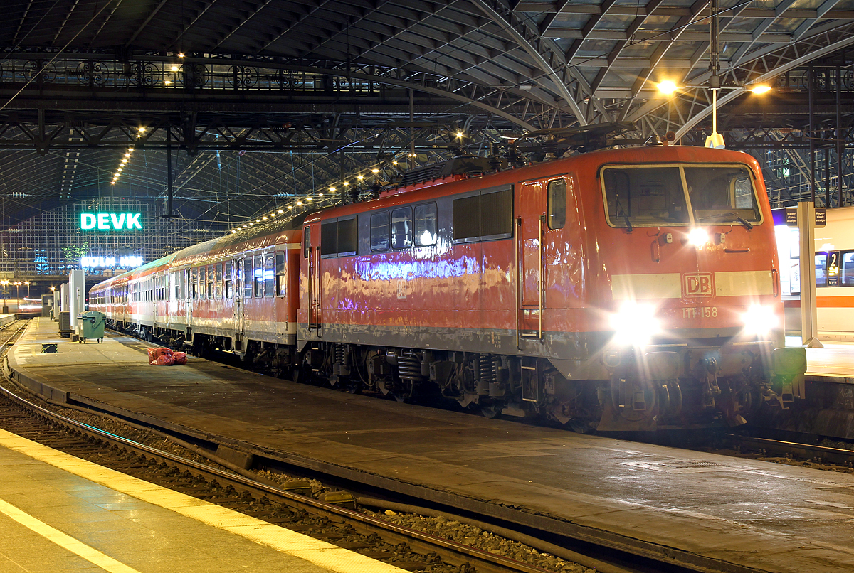 111 158 mit dem HVZ Verstärker auf dem RE8 aus Kaldenkirchen in Köln Hbf am 29.12.2017, der einzig verbliebene Regio Zug mit n-Wagen