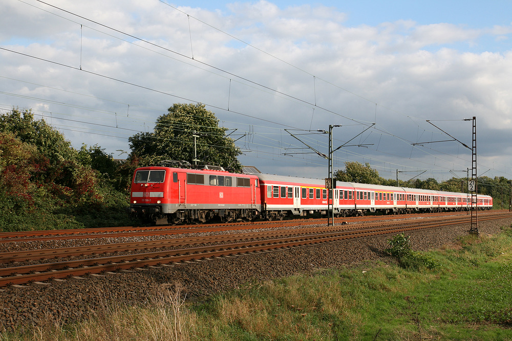 111 158 mit der Verstärker-RB 35 von Köln Hbf nach Wesel, aufgenommen am 28. September 2012.
Diese Leistung gibt es seit dem Fahrplanwechsel 2016/2017 im Dezember 2016 nicht mehr.