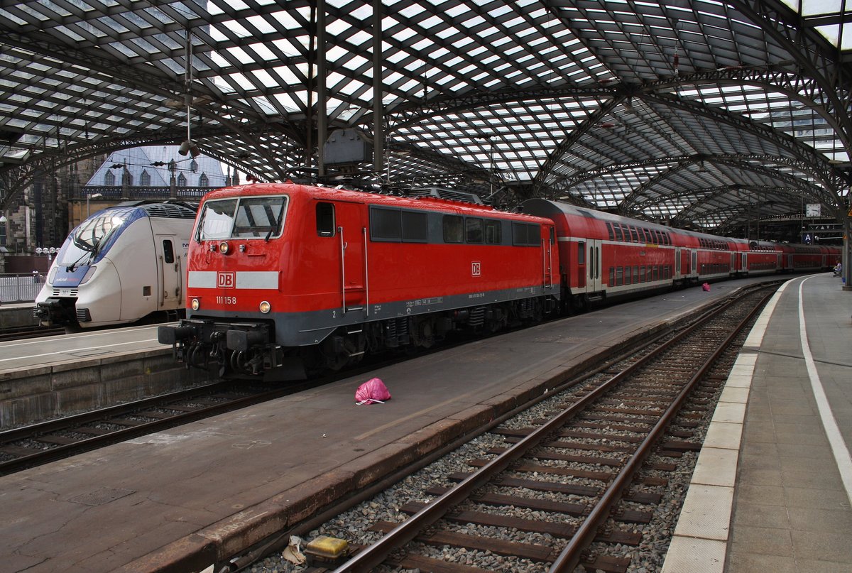 111 158 trifft am 16.8.2017 mit dem RE9 (RE10919)  Rhein-Sieg-Express  von Aachen Hauptbahnhof nach Siegen im Kölner Hauptbahnhof auf 9442 361-3 als RE7 (RE32542)  Rhein-Münsterland-Express  von Krefeld Hauptbahnhof nach Solingen Hauptbahnhof. 