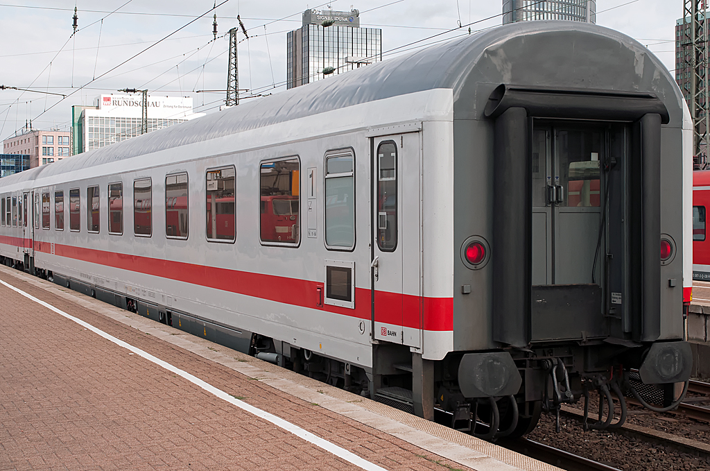 111 160-8 mit RE am Haken spiegelt sich in der Fensterreihe eines nicht n�her identifizierten 1. Klasse Wagens, 31.08.2013, Dortmund Hbf