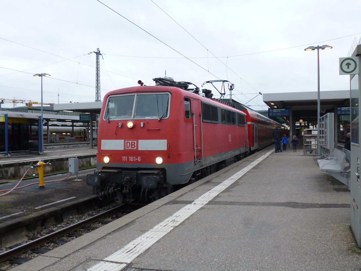 111 161 mit einem RE.
Stuttgart Hbf, März 2017