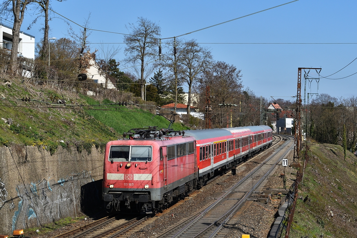 111 165 fährt am 29. März 2019 mit einer RB von Plochingen in Ulm Hbf ein. Dabei muss sie den Syrlinsteg passieren.