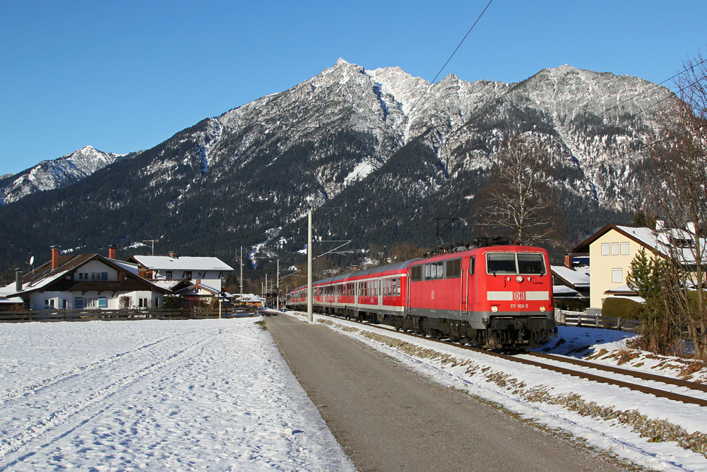 111 166 mit RB 59497 am 08.12.2013 in Garmisch-Partenkirchen.