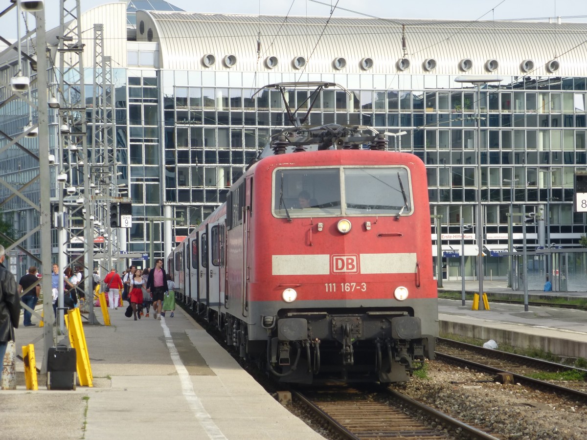 111 167-3 steht hier mit einer RB Richtung Garmisch-Partenkirchen in Mnchen Hbf am 22.09.2013.