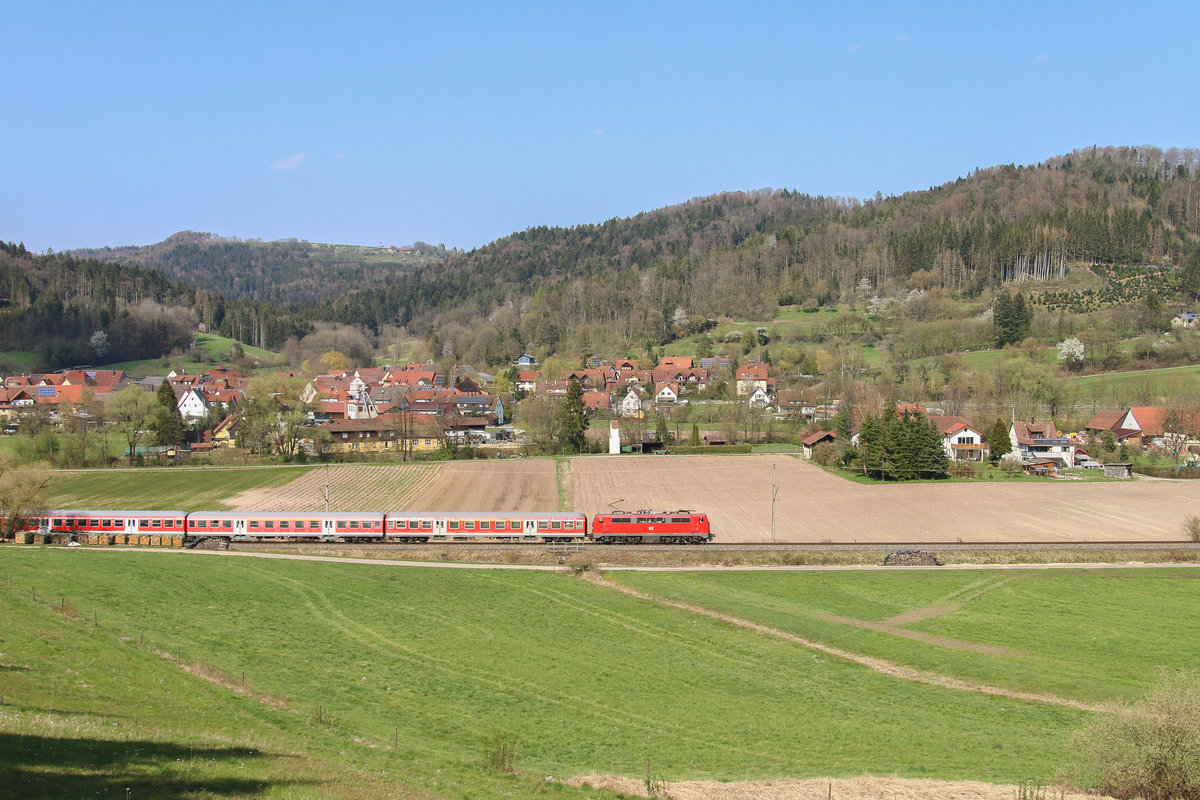 111 168 führte am 08. April 2020 den Regionalexpress 30473 von Stuttgart Hauptbahnhof nach Murrhardt an, hier bei Schleißweiler.