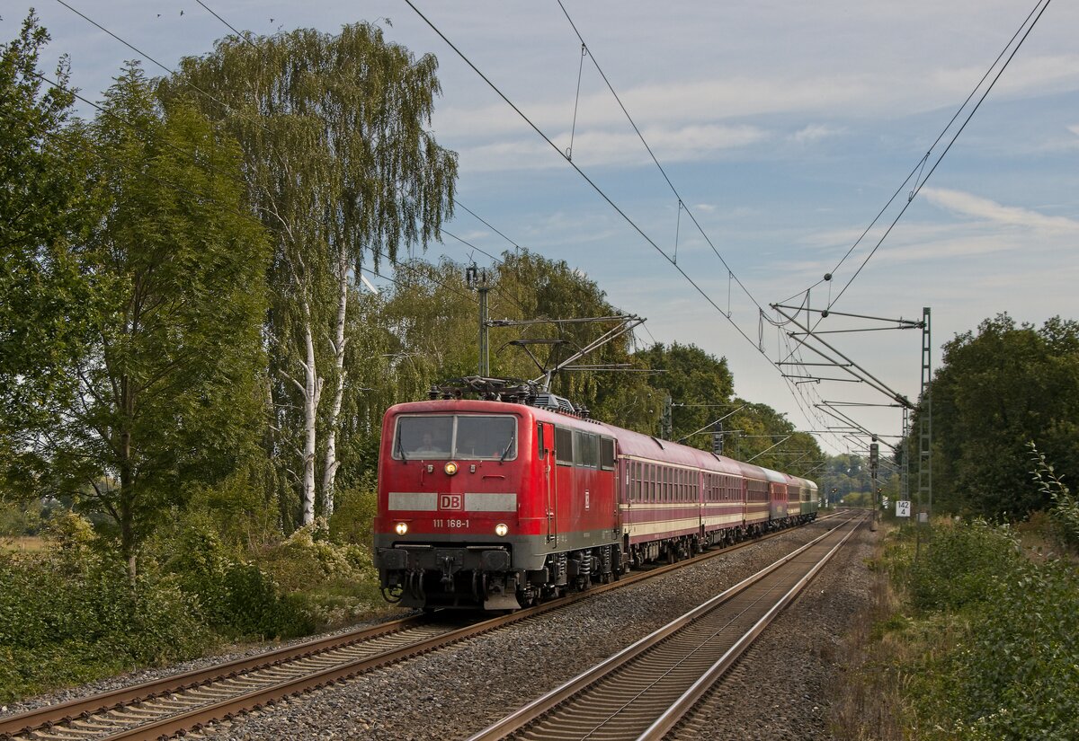 111 168 mit dem heute aus einem bunten Wagenpark bestehenden Müller-Tanzzug nach Hetzerath (23.09.2022)