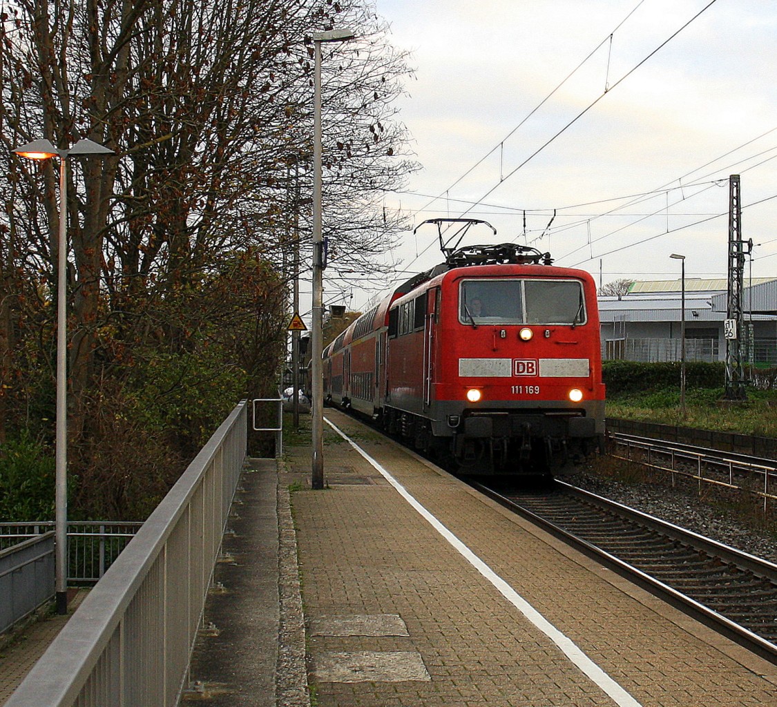 111 169 DB  kommt die Kohlscheider-Rampe hoch aus Richtung Neuss,Herzogenrath mit dem RE4 aus Dortmund-Hbf nach Aachen-Hbf und fährt durch Kohlscheid in Richtung Richterich,Laurensberg,Aachen-West. 
Bei Sonne und Wolken am Morgen vom 18.11.2015.
Und das ist mein 5200tes Bahnbild bei http://WWW.Bahnbilder de.
