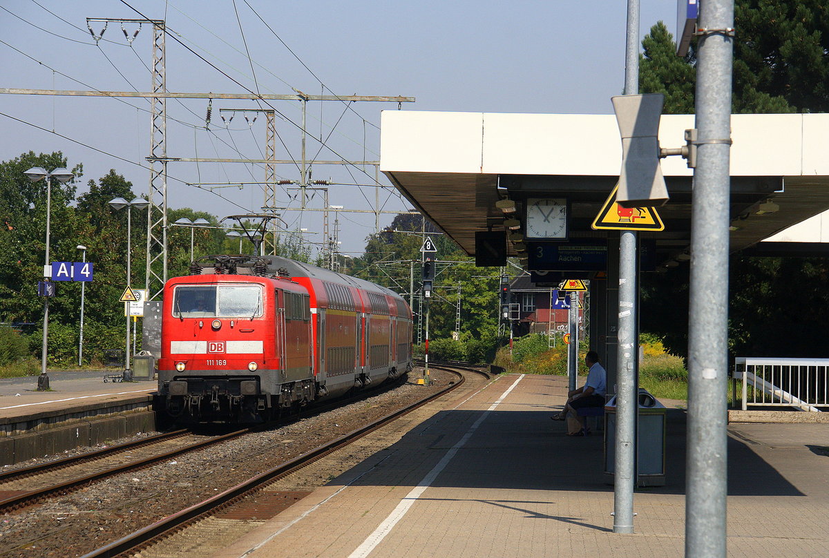 111 169 DB kommt mit dem RE4 von Dortmund-HBf nach Aachen-Hbf und kommt aus Richtung Neuss-Hbf,Mönchengladbach-Hbf und hält in Rheydt-Hbf und fährt dann weiter in Richtung Wickrath,Beckrath,Herrath,Erkelenz,Baal,Hückelhoven-Baal,Brachelen,Lindern,Süggerrath,Geilenkirchen,Frelenberg,Zweibrüggen,Übach-Palenberg,Rimburg,Finkenrath,Hofstadt,Herzogenrath, Kohlscheid,Richterich,Laurensberg,Aachen-West,Aachen-Schanz,Aachen-Hbf. Aufgenommen vom Bahnsteig 3 in Rheydt-Hbf. Bei Sommerwetter am Mittag vom 27.8.2016.