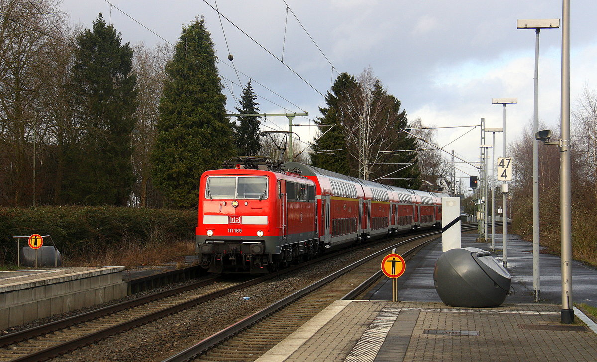 111 169 DB kommt mit dem RE4 von Dortmund-HBf nach Aachen-Hbf und kommt aus Richtung Neuss-Hbf,Mönchengladbach-Hbf,Rheydt-Hbf,Wickrath,Beckrath,Herrath und fährt in Erkelenz ein und fährt dann weiter in Richtung Baal,Hückelhoven-Baal,Brachelen,Lindern,Süggerrath,Geilenkirchen,Frelenberg,Zweibrüggen,Übach-Palenberg,Rimburg,Finkenrath,Hofstadt,Herzogenrath, Kohlscheid,Richterich,Laurensberg,Aachen-West,Aachen-Schanz,Aachen-Hbf. 
Aufgenommen vom Bahnsteig 2 in Erkelenz. 
Bei Sonne und Regenwolken und Sturm am Nachmittag vom 23.2.2017.