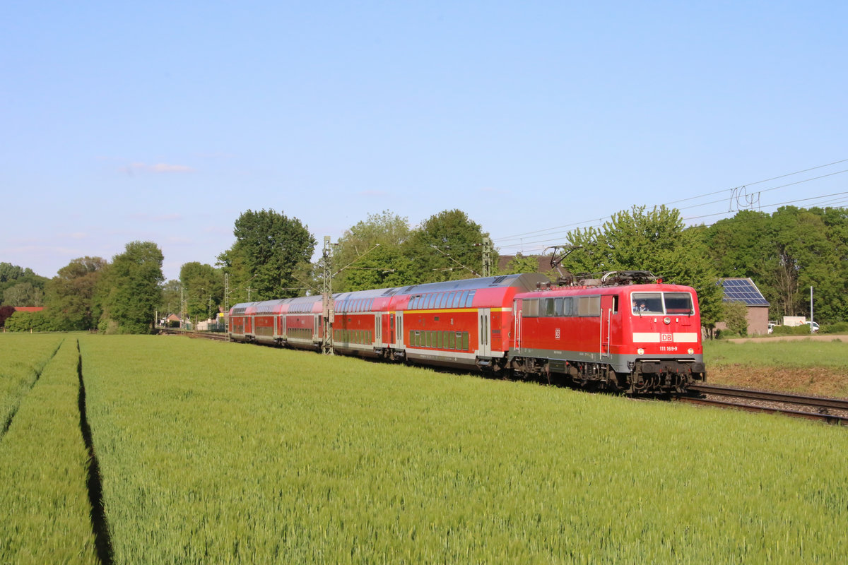 111 169 der Deutschen Bahn AG war am 05. Mai 2020 mit dem Regionalexpress 10454 von Düsseldorf Hauptbahnhof über Krefeld Hauptbahnhof und Viersen nach Aachen Hauptbahnhof unterwegs, hier bei Anrath.