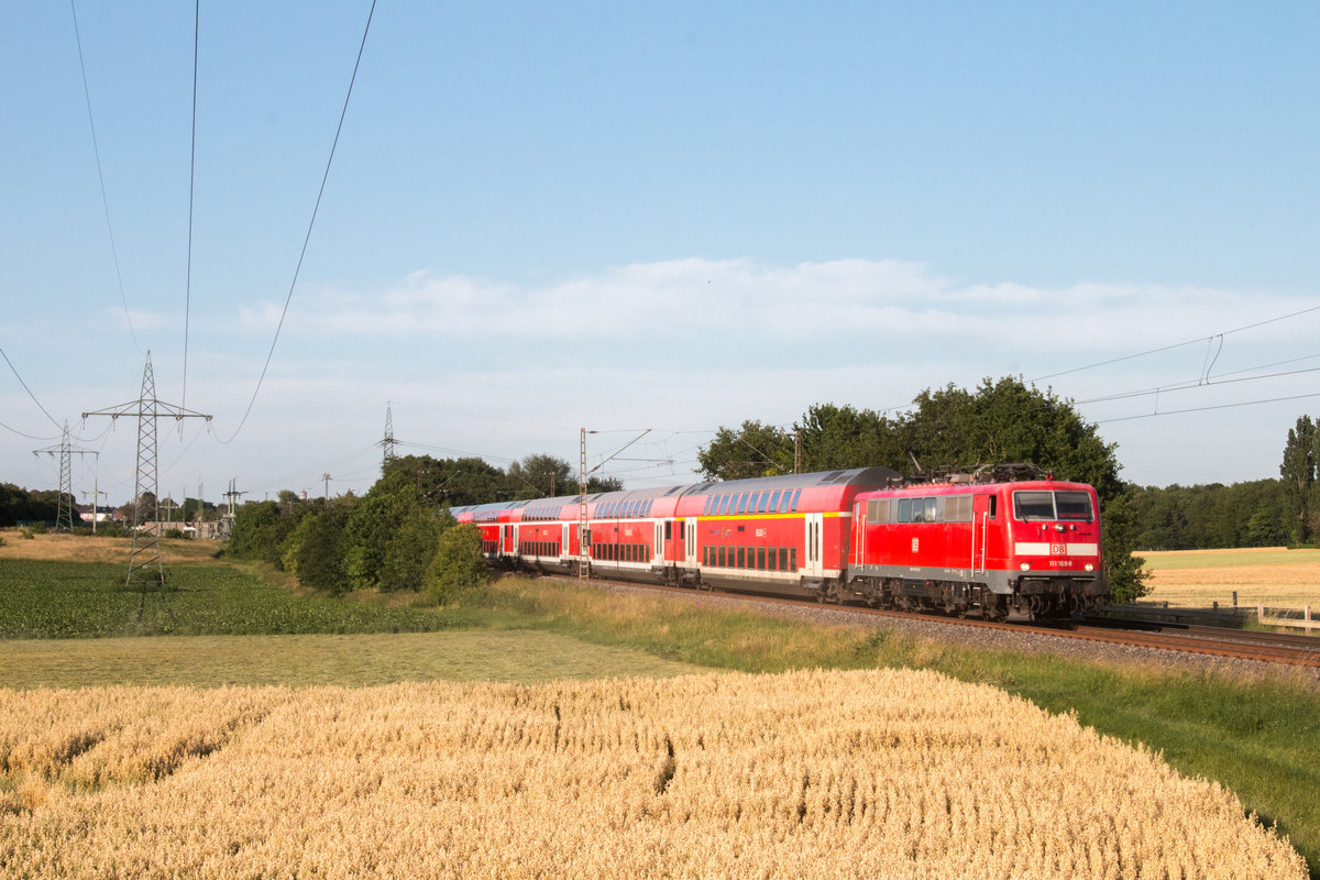 111 169 der Deutschen Bahn AG war am 24. Juni 2020 mit dem Regionalexpress 10456 von Düsseldorf Hauptbahnhof nach Aachen Hauptbahnhof unterwegs, hier zwischen Wickrath und Herrath bei Beckrath.