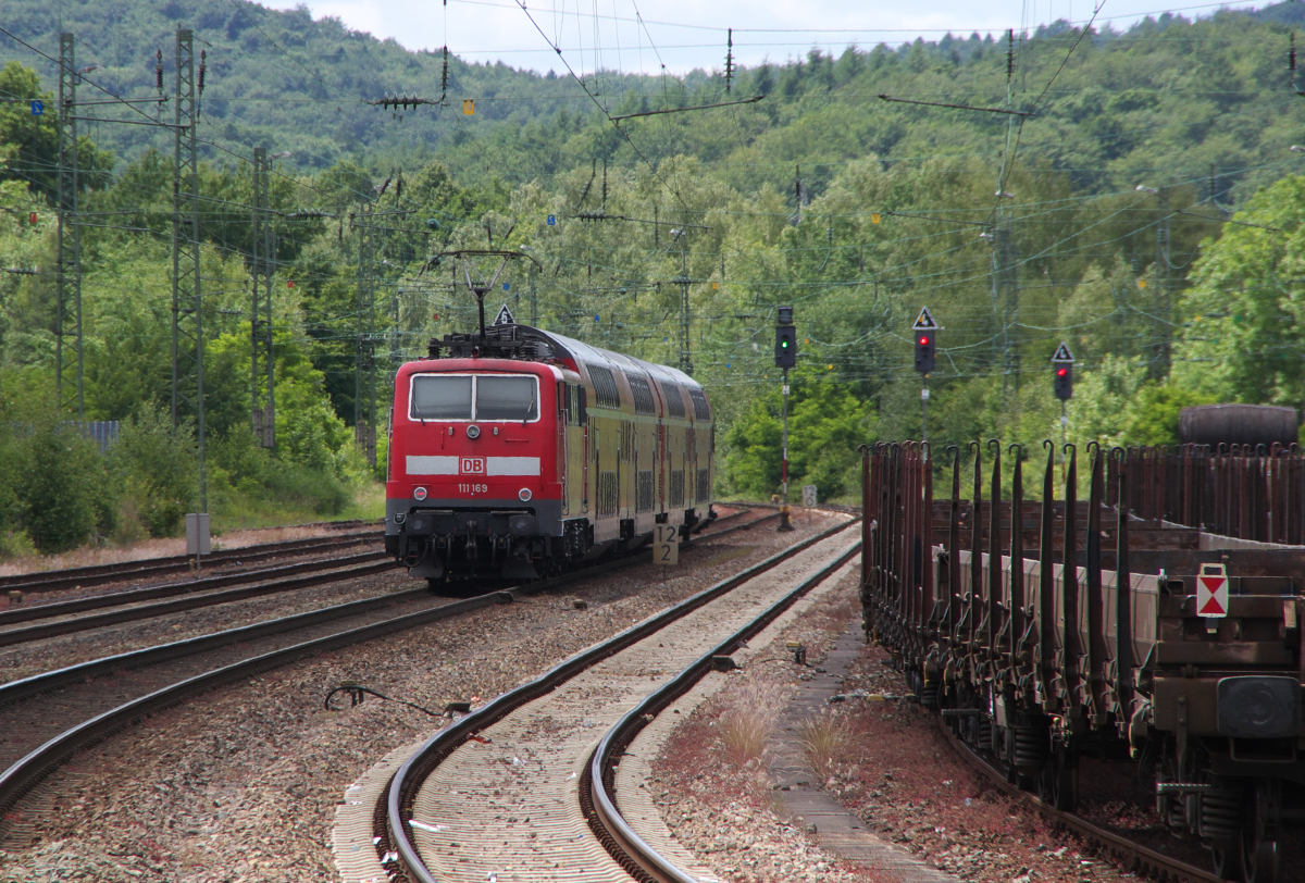 111 169 schiebt den RE Mannheim - Saarbrücken aus dem Bahnhof von St. Ingbert.
Später sahen wir den Zug im Saarbrücker Hauptbahnhof in der Waschanlage wieder.
05.06.2014 - Bahnstrecke 3250 Saarbrücken - Homburg.