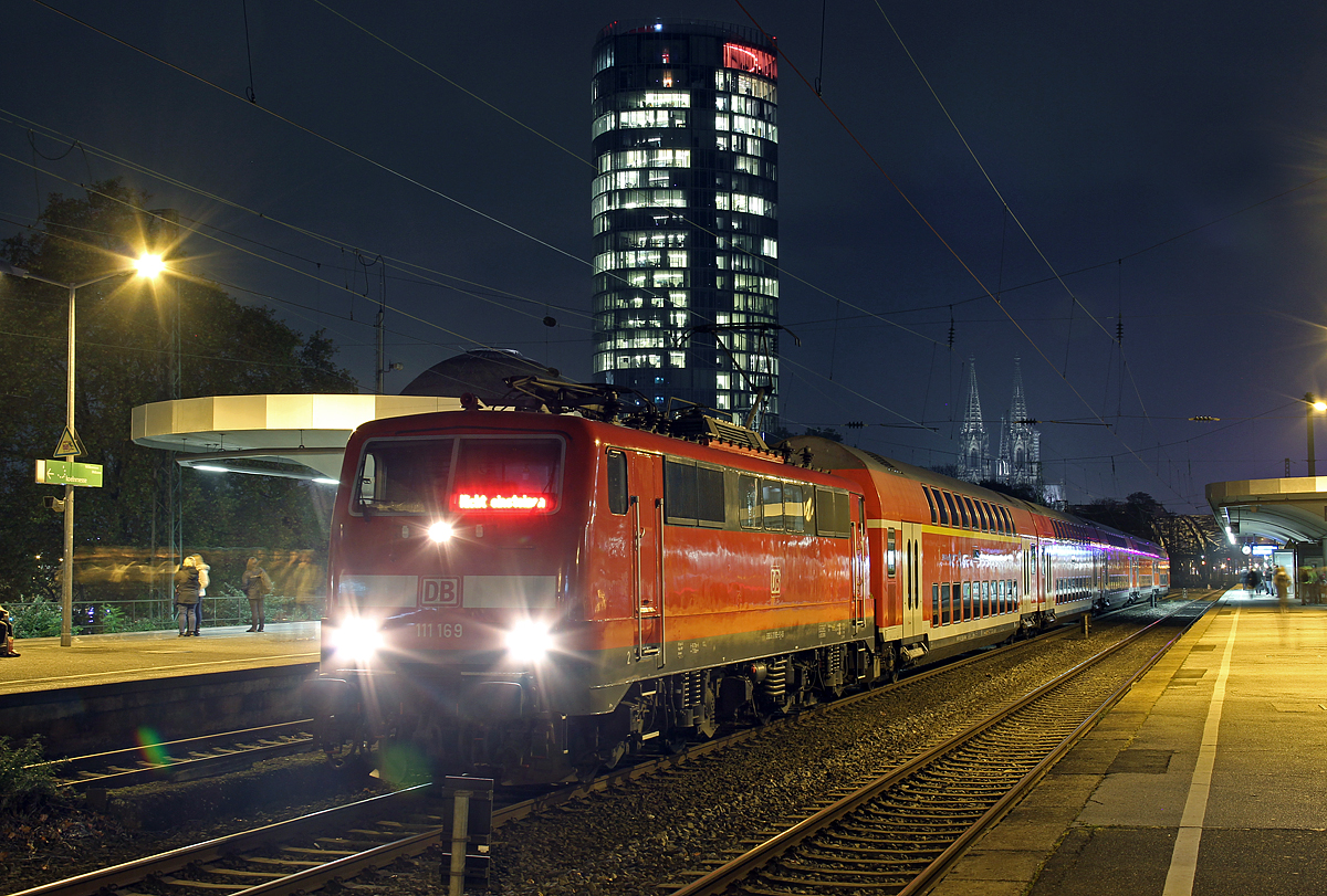 111 169 wartet mit einem Leerpark des RE1 auf die Einfahrt ins Deutzerfeld in Köln Messe/Deutz am 07.11.2017
