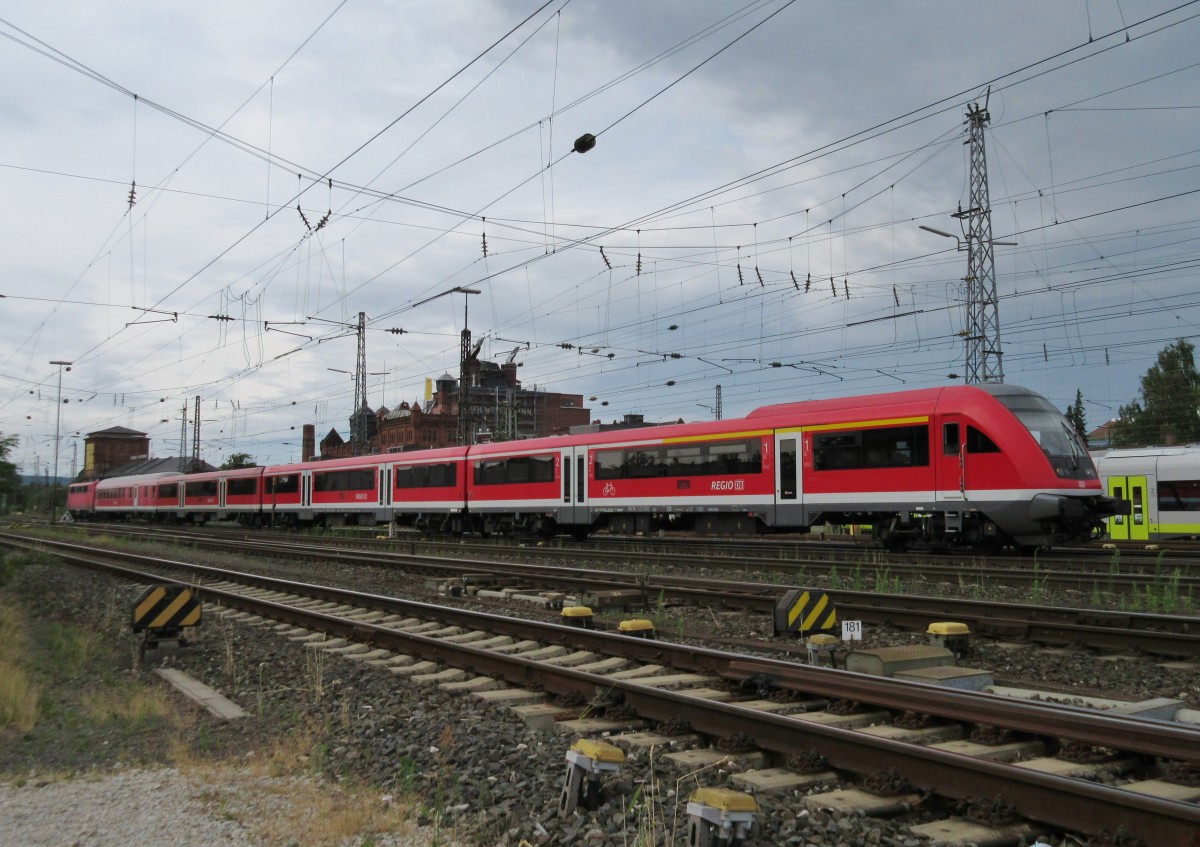 111 170-7 schiebt den Fahrradzug nach Aschaffenburg am 05.Juli 2014 in de Bahnhof Bamberg.