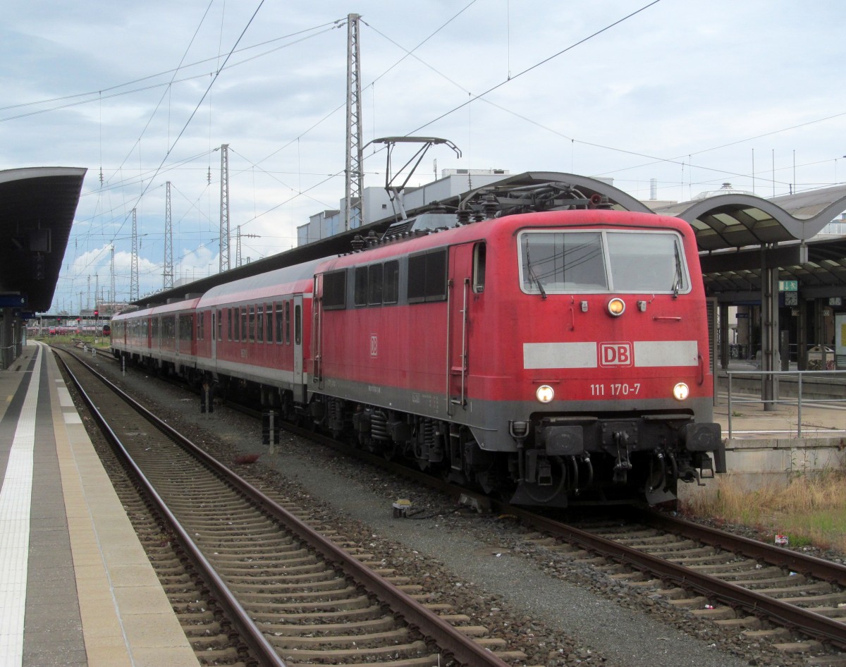 111 170-7 verlässt am 05. Juli 2014 mit einem RE nach Aschaffenburg den Bahnhof Bamberg.