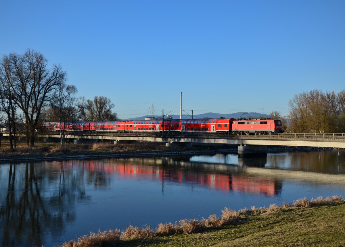 111 170 mit RE 4076 am 20.03.2014 auf der Isarbrücke bei Plattling
