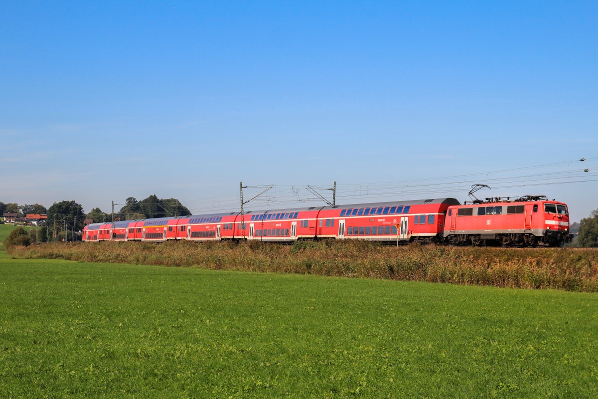 111 172-3 mit einem RE am 3. Oktober 2013 bei Bernau am Chiemsee.