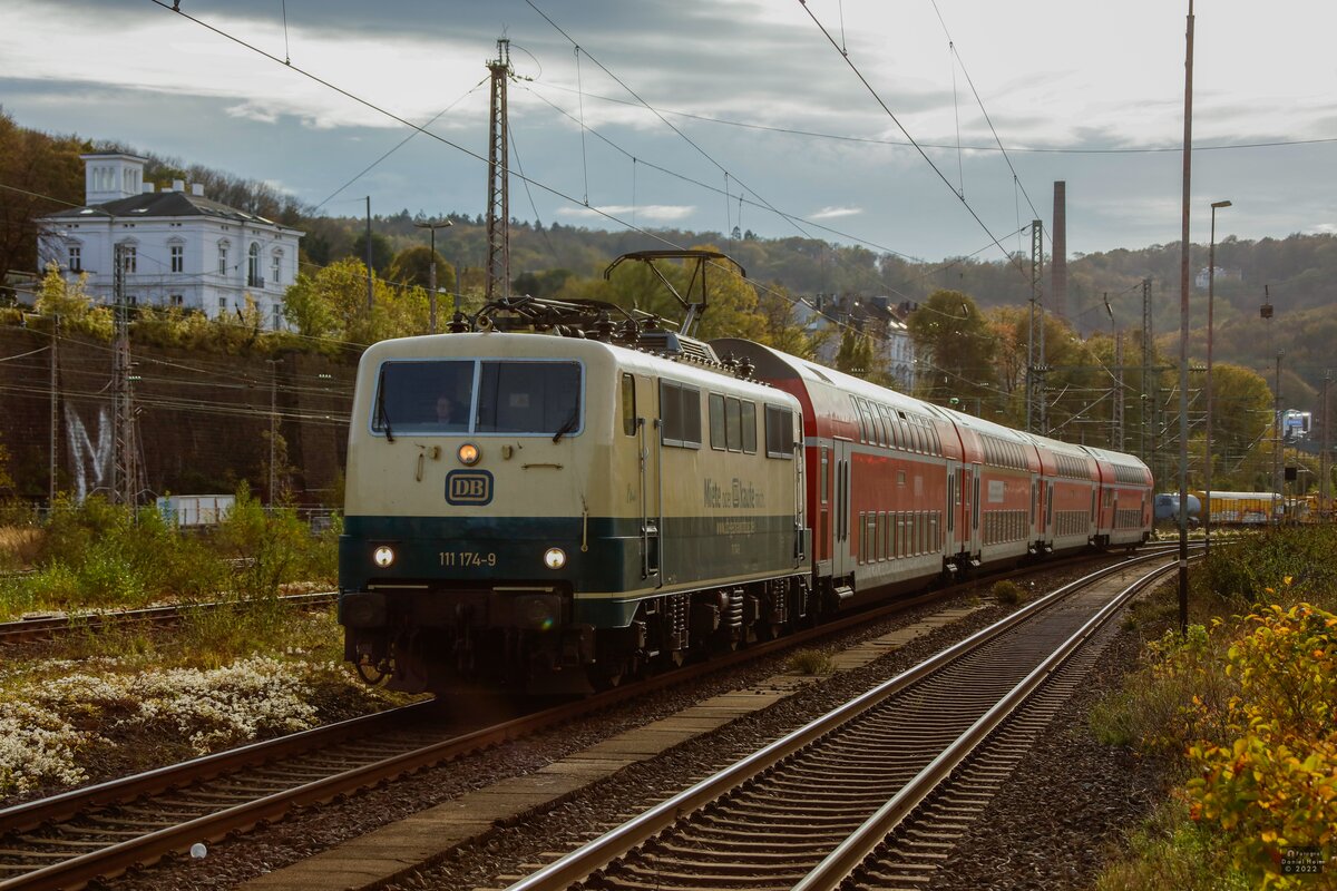 111 174-9 DB  Elfriede  mit RB48-Ersatzzug in Wuppertal Steinbeck, November 2022.