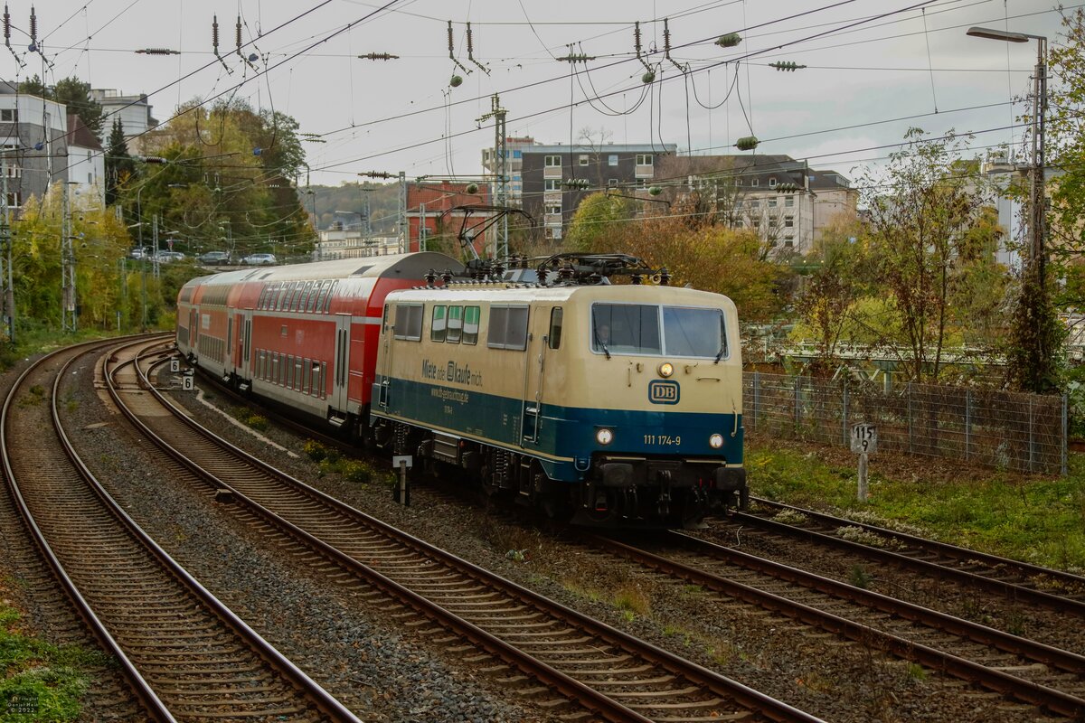 111 174-9 DB  Elfriede  mit RB48-Ersatzzug in Wuppertal, November 2022.