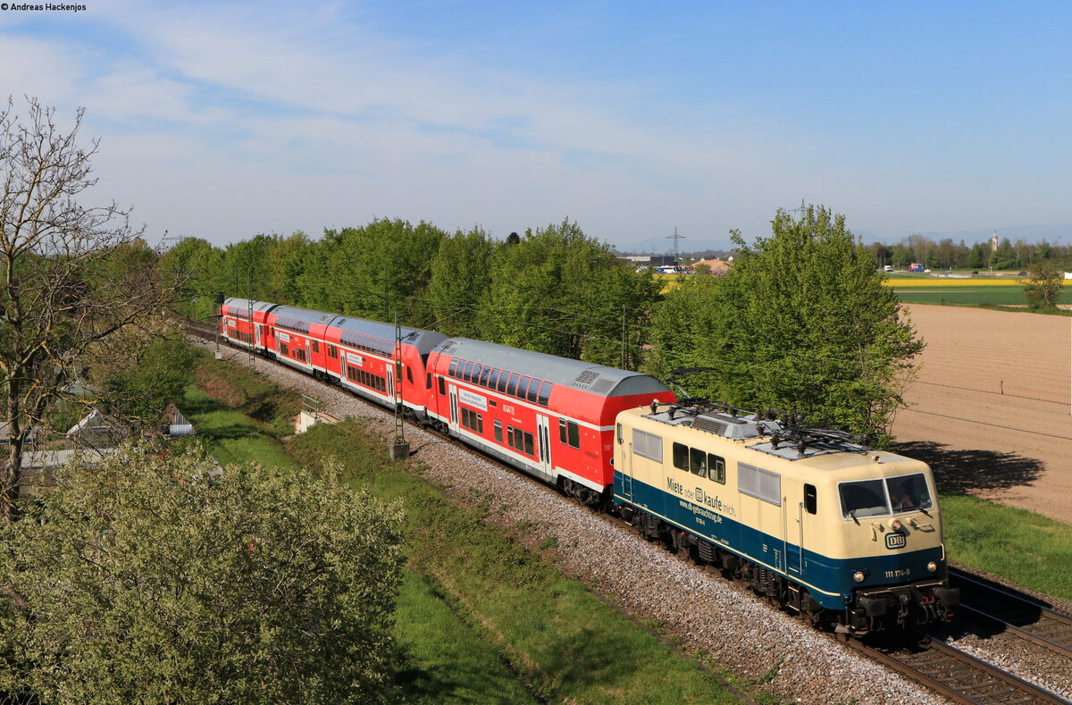 111 174-9 mit dem Lr 31098 (Freiburg(Brsg)Hbf-Münster (Westf) Gbf) bei Offenburg 26.4.21