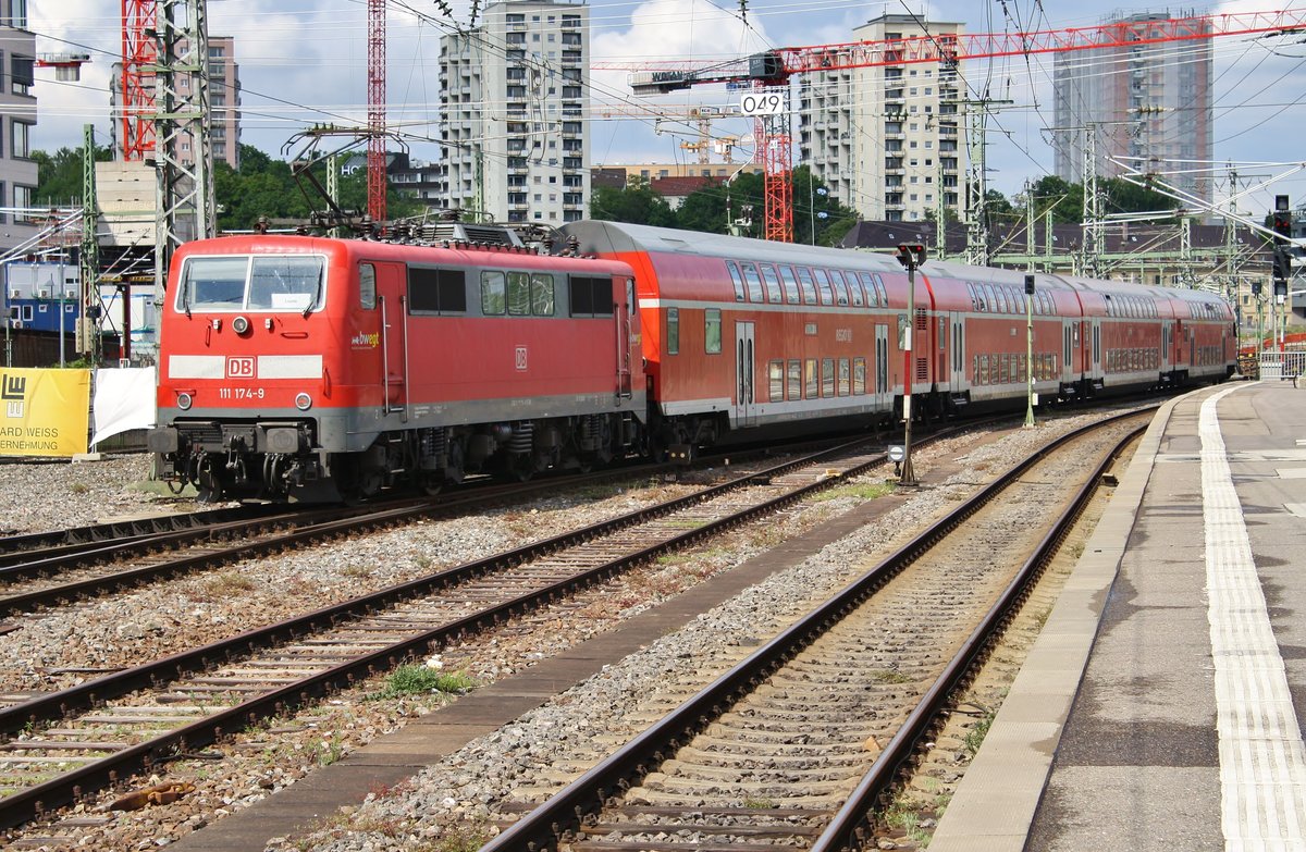 111 174-9 schiebt am 29.05.2019 den RE19072 nach Lauda aus dem Stuttgarter Hauptbahnhof. 