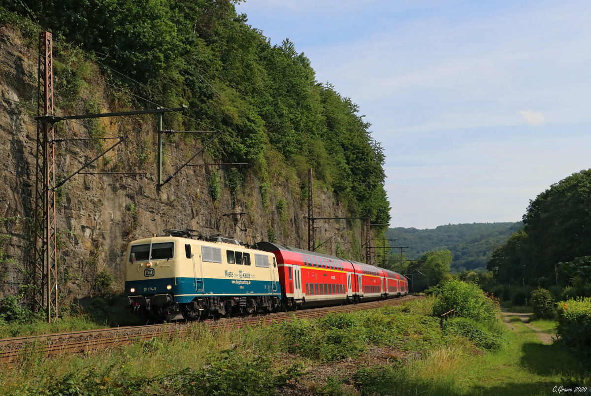 111 174-9 zieht einen RE4 nach Aachen durch Ennepetal, 18.07.2020