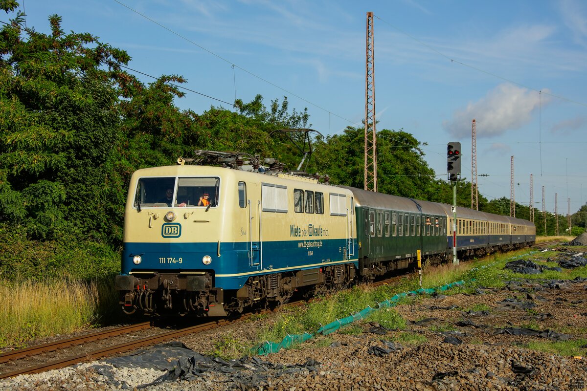 111 174 DB  Elfriede  mit Sonderzug nach Koblenz in Hilden, am 25.06.2022.