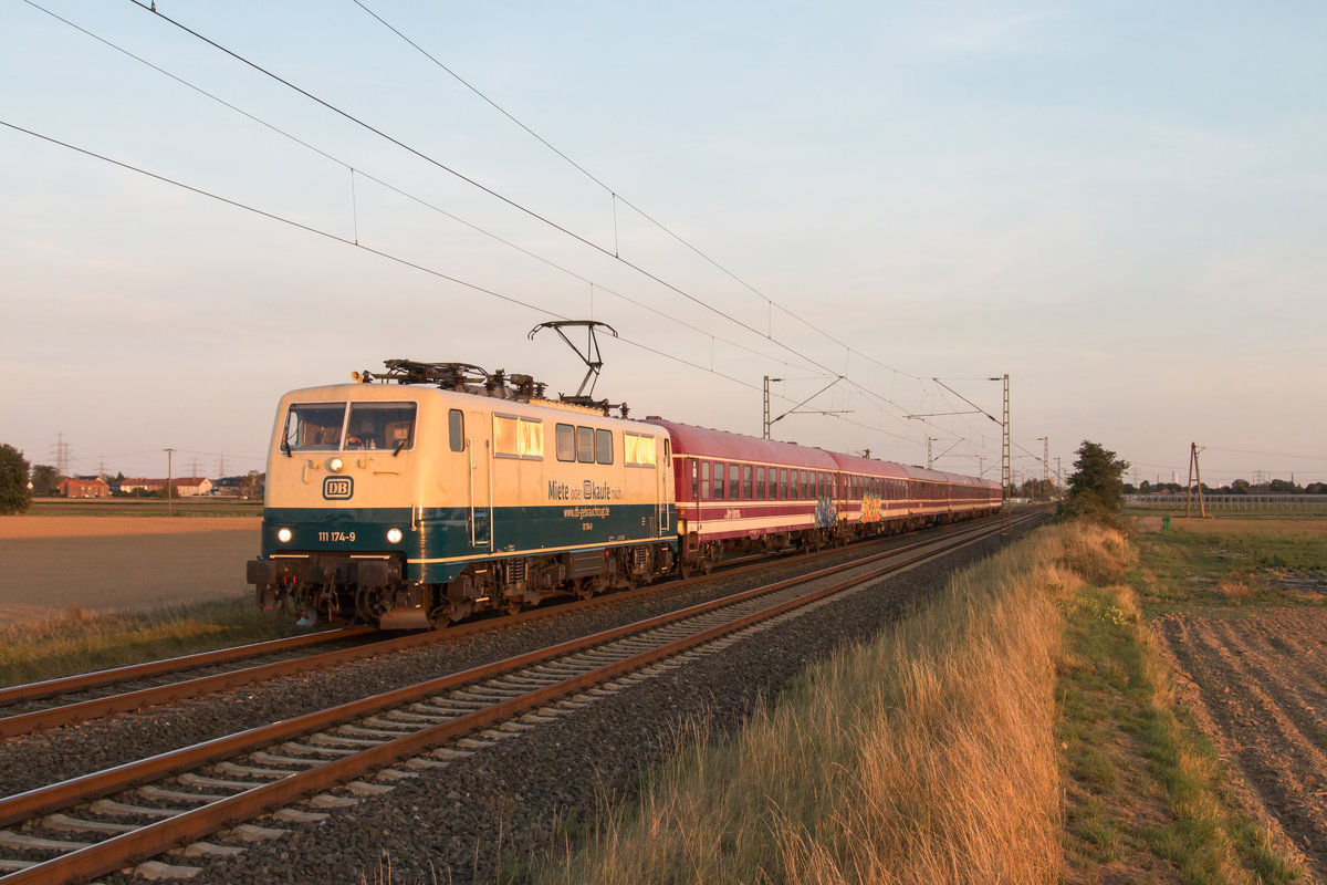 111 174 der DB Regio AG war am 13. September 2020 mit dem DLr 7060 von Köln Hauptbahnhof nach Münster in Westfalen Hauptbahnhof unterwegs, hier zwischen Köln und Neuss bei Nievenheim.