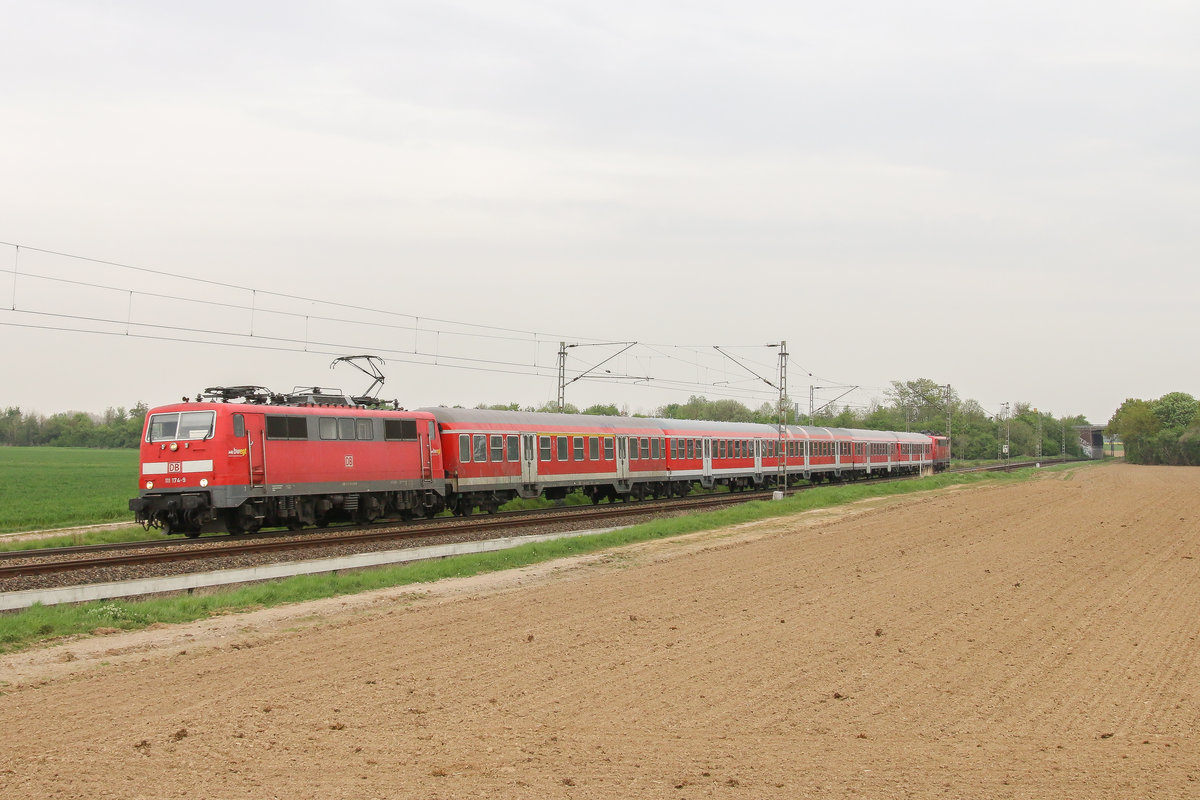 111 174 der Deutschen Bahn AG zog am 18. April 2020 den DLr 89163, bestehend aus fünf n-Wagen und 111 212 am Zugschluss, von Stuttgart Hauptbahnhof nach Mönchengladbach Hauptbahnhof.
Für 111 212 ging es im Anschluss weiter nach Dortmund und für 111 174 nach Münster.