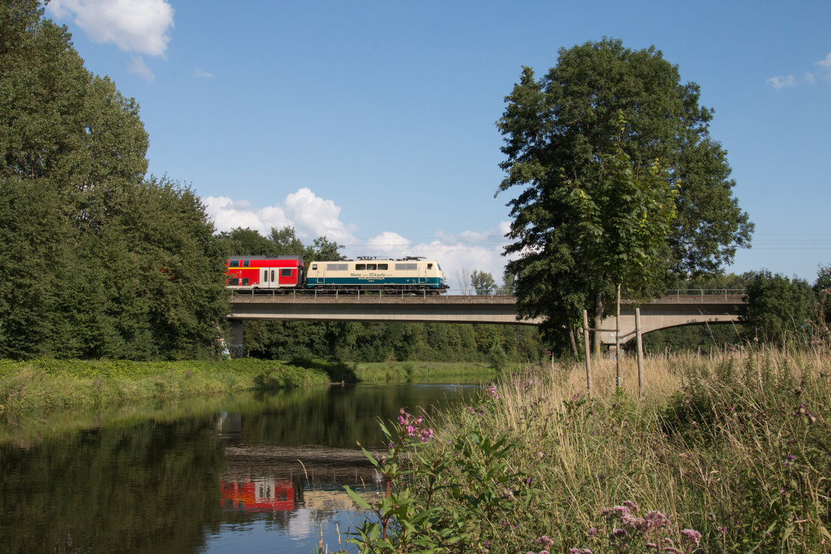 111 174 der Deutschen Bahn AG war am 18. Juli 2020 mit dem Regionalexpress 10426 von Dortmund Hauptbahnhof nach Aachen Hauptbahnhof unterwegs, hier zwischen den Haltepunkten Hückelhoven-Baal und Brachelen beim überqueren der Rur.