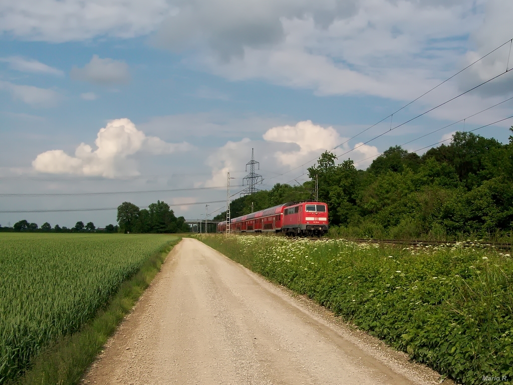 111 175 rauscht mit ihrem RE nach Regensburg einem Gewitter entgegen.
Aufgenommen am 11.6.2013 bei Lohhof