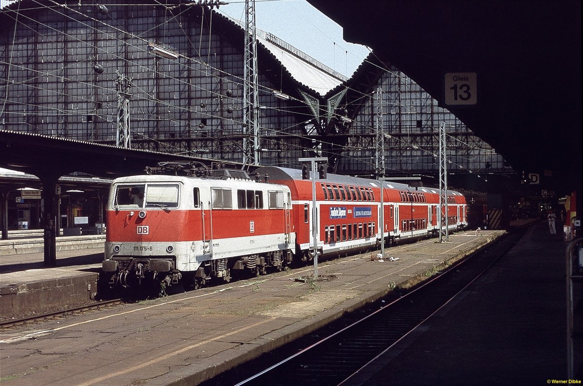 111 175 vor RE 3608 nach Kassel im Hbf. Frankfurt/Main - 09.08.1997