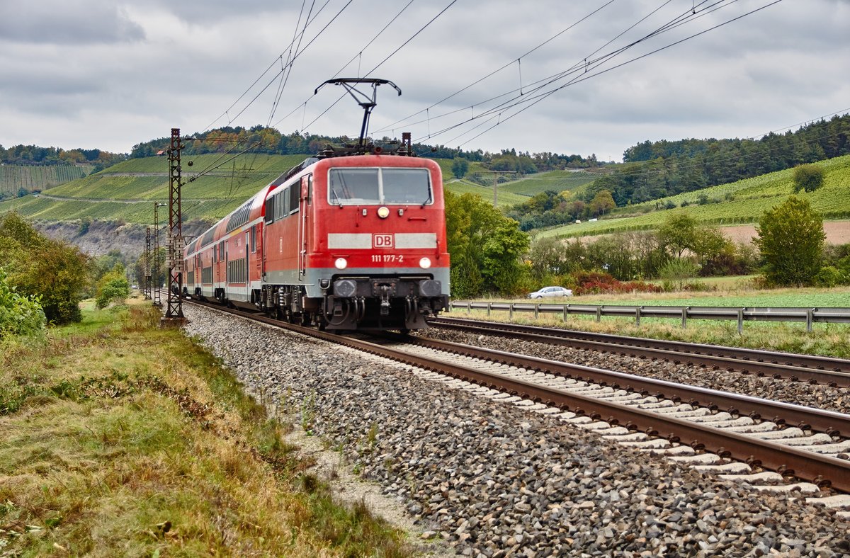 111 177-2 eilt als RE in Richtung Würzburg gesehen am 13.10.16 bei Himmelstadt.