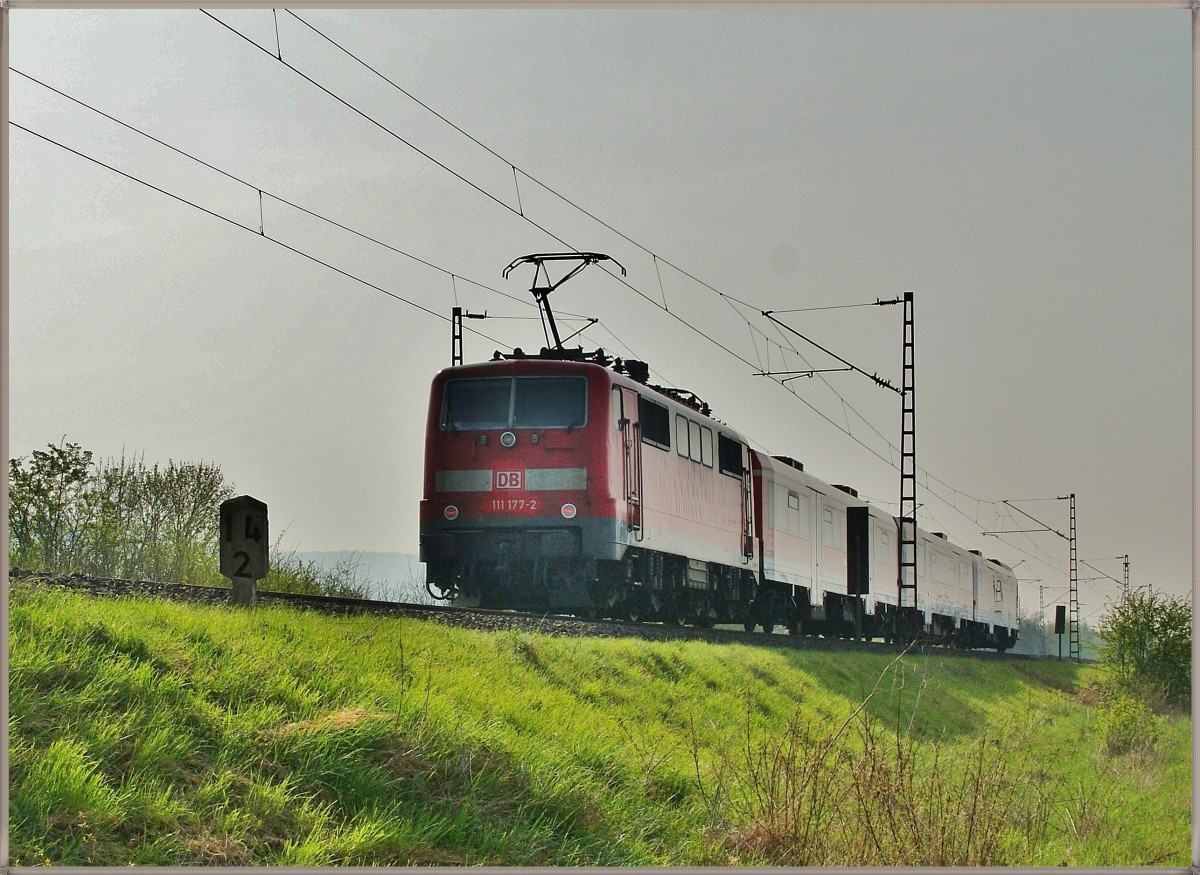 111 177-2 mit einen RE Richtung Würzburg am 01.04.14 bei Thüngersheim unterwegs.