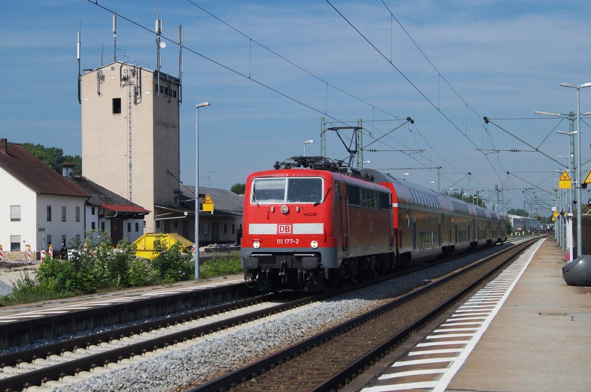 111 177 vor RE 4064 (München - Passau) bei der Einfahrt in den Bahnhof Osterhofen/Ndb.
18.08.2017